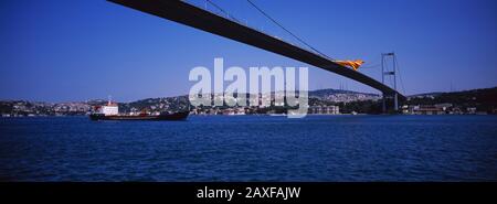 Vista ad angolo basso di un ponte, Ponte sul Bosforo, Bosforo, Istanbul, Turchia Foto Stock