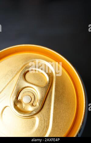 Vista dall'alto di una linguetta di estrazione su una latta lattina su sfondo nero Foto Stock