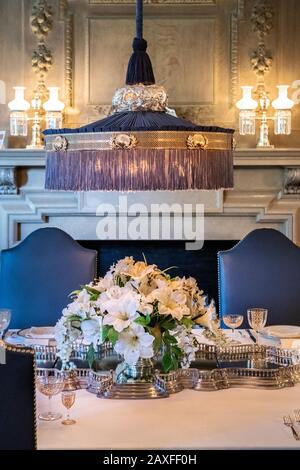 Lampadario sopra tavolo da pranzo in un palazzo storico Foto Stock