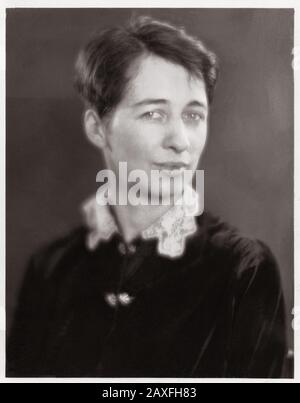 1930 ca : L'americano CHARLOTTE GOWER CHAPMAN (1902-1982), etnologo donna. Foto di Moffett , Chicago . autore di Milocca: Un villaggio siciliano, insegnava all'Università Lingnan in Cina quando gli Stati Uniti entrarono nella seconda guerra mondiale; fu presa prigioniera dai giapponesi e rimpatriata nel 1942. Chapman allora entrò a far parte del corpo dei Marine, fu assegnato all'Ufficio dei servizi strategici, e nel 1947 divenne un dipendente dell'Agenzia di intelligenza Centrale, lavorandola fino al suo pensionamento nel 1964 . Chapman ha conseguito un dottorato in antropologia nel 1928, è stato messo in captioned 'Biss Charlotte Gower studies Siciliano Foto Stock