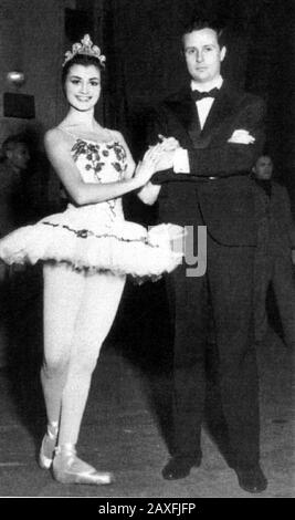 1956 , Milano , ITALIA : La celebre prima ballerina italiana CARLA FRACCI ( Milano , 20 agosto 1936 ) con il suo futuro marito BEPPE MENEGATTI ( Firenze , 1929 ) la soiree' del debutto al TEATRO ALLA SCALA nel saggio di fine scuola del Balletto classico. . BALLERINA - BALLERINA - BALLETTO - BALLETTO - DANZA CLASSICA - DANZA - DIVA - DIVINA - TEATRO - TEATRO - TEATRO - DIVA - DIVINA - TUTU' - TULLE - THULLE -- ARCHIVIO GBB / Foto Stock