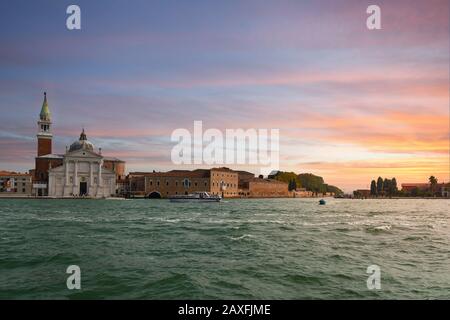 Tramonto su San Giorgio maggiore, la chiesa e la torre del 16th secolo sull'isola di San Giorgio maggiore, a Venezia, in Italia. Foto Stock