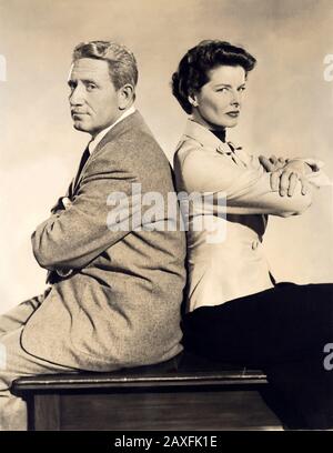 1949 , USA : l'attrice KATHARINE HEPBURN ( 1907 - 2003 ) con SPENCER TRACY NELLA RIB di ADAM ( la costola di Adamo ) di George Cukor , Da una storia di Ruth Gordon - COMMEDIA - FILM - DIVA - DIVINA - lotta - camicia - camicia - coppia - duo - coppia - innamorati - amanti - Lovers © Archivio GBB / Foto Stock