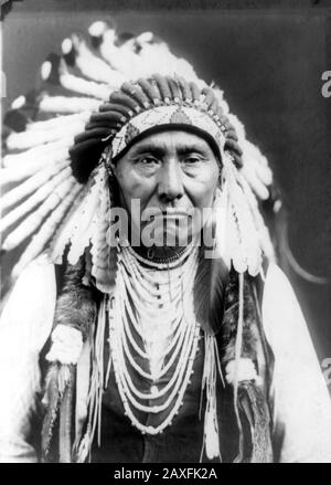 1903, USA : Native American CHIEF Joseph of Nez Perce' ( 1840 - 1904 ). Foto di Edward S. CURTIS ( 1868 - 1952 ). - CAPO GIUSEPPE - l'indiano nordamericano - STORIA - foto storiche - belvedere - foto storica - indiani - INDIANI D' AMERICA - PELLEROSSA - nativi americani - indiani del Nord America - CAPO TRIBU' INDIANO - GUERRIERO - GUERRIERO - ritratto - ritatto - SELVAGGIO WEST - Piuma - piuma - piume - BRODO © Archivio GBB / Foto Stock