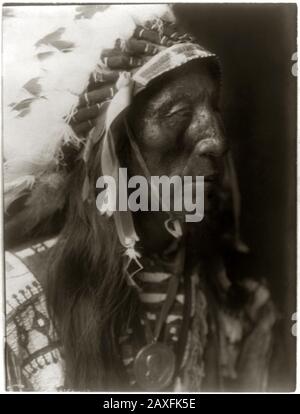 1907, USA : Native American CHIEF Jack Red Cloud of Oglala Lakota ( Sioux ) ( 1822 – 1909 ) . Foto di Edward S. CURTIS ( 1868 - 1952 ). - CAPO NUVOLA ROSSA - l'indiano nordamericano - STORIA - foto storiche - belvedere - foto storica - indiani - INDIANI D' AMERICA - PELLEROSSA - nativi americani - indiani del Nord America - CAPO TRIBU' INDIANO - GUERRIERO - GUERRIERO - ritratto - ritatto - LVSEAGGIO WEST - piuma - Piume - piume - GIACENZA © Archivio GBB / Foto Stock