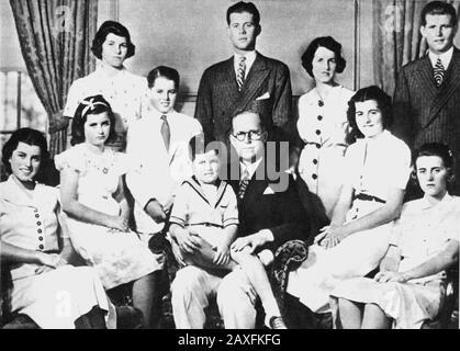1943 ca , New York , USA : il futuro presidente americano JOHN KENNEDY degli Stati Uniti con tutta la famiglia. Da sinistra: Eunice e Jean seduti , ROBERT con abito bianco , EDOARDO seduto sul padre JOSEPH , PATRICIA e KATHLEEN . In piedi da sinistra : ROSMARINO , GIOVANNI , LA madre ROSA e JOSEPH Jr - PRESIDENTE DEGLI STATI Uniti D'AMERICA - cravatta - cravatta - CASA BIANCA - CASA BIANCA - POLITICO - POLITICO - POLITICO - ARCHIVIO GBB © Archivio GBB / Foto Stock