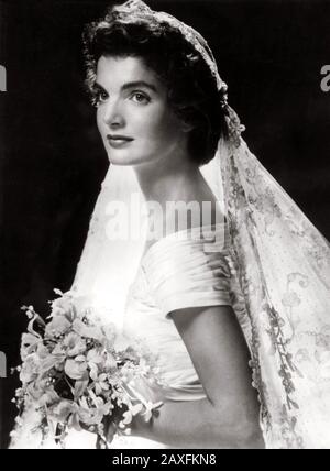 1953 , 12 settembre , Newport, Rhode Island, USA : Jacqueline Lee Bouvier ( 1929 - 1994 ) in abito nuziale il giorno del matrimonio con il futuro presidente americano JOHN Fitzgerald KENNEDY ( 1917 - 1963 ), Senatore democratico per Massachusetts - SPOSA - velo - velo - pizzo - pizzo - collo - collo - PRESIDENTE DEGLI STATI Uniti D'AMERICA - CASA BIANCA - CASA BIANCA - POLITICO - POLITICO - POLITICO - POLITICO - sposalizio - matrimonio - MATRIMONIO - SPOSI - bouquet - fiori - fiori - fiori - abito da sera - abito da sposa --- Archivio GBB