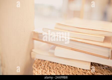 Close up libri impilamento sul tavolo in camera e una luce calda Foto Stock