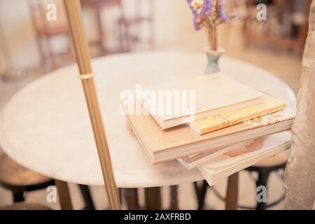 Close up libri impilamento sul tavolo in camera e una luce calda Foto Stock