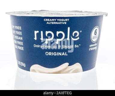 Winneconne, WI - 11 febbraio 2020: Un pacchetto di yogurt Ripple senza latte su uno sfondo isolato. Foto Stock