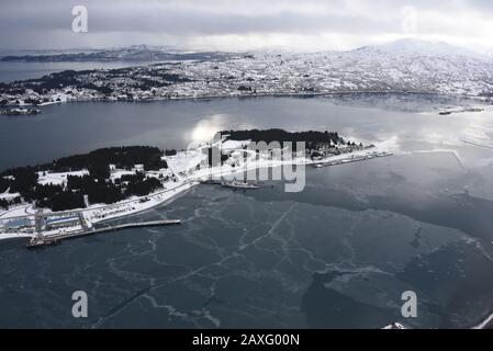 Il Coast Guard Cutter SPAR (WLB 206), una classe Juniper di 225 piedi, boa di boa di mare, e il Coast Guard Cutter Mellon (WHEC 717), una taglierina di alta resistenza da 378 piedi classe segretaria, sedersi ormeggiata a moli adiacenti in Womens Bay, base Kodiak, Alaska, 6 febbraio 2020. Entrambe le navi svolgono una serie di missioni in tutte le acque dell'Alaska, tra cui pattuglie di pesca, sicurezza marittima e aiuti alla navigazione, per ridurre i pericoli in mare per i pescherecci in transito nelle acque dell'Alaska. Foto della Guardia Costiera degli Stati Uniti di Petty Officer 3rd Classe Lauren Dean. Foto Stock