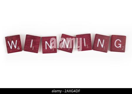 La parola vincente è stata scritta in una disposizione irregolare di piastrelle lettera di gioco. Foto Stock