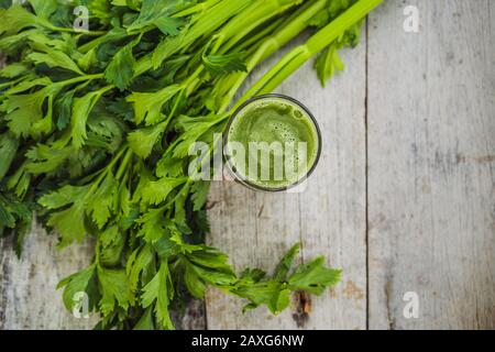 Succo di sedano, Bevanda Sana, mazzetto di sedano su sfondo ligneo Foto Stock