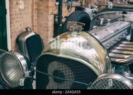 Vintage bentley in un workshop di restauro al Bicester Heritage Centre sunday Scramble evento. Bicester, Oxfordshire, Inghilterra Foto Stock