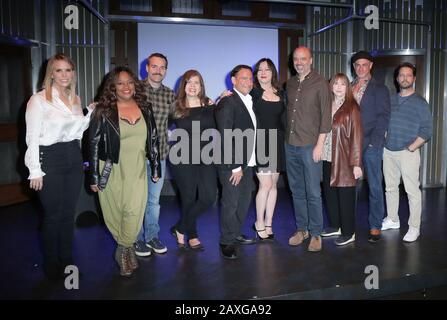 Cheryl Hines, Sherri Shepherd, Will Forte, Dayle Reyfel, Eugene Pack, Jennifer Tilly, Scott Adsit, Laraine Newman, Christopher Meloni, Jason Priestley pongono come il cast per la sensazione di Broadway 'Celebrity Autobiography' tenuto al Groundlings Theatre l'11 febbraio 2020 a Los Angeles, CA, USA (Photo by Parisa Afsahi/Sipa USA) Foto Stock