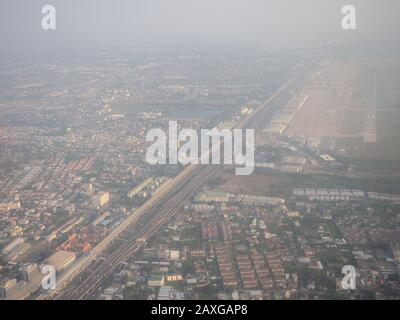 Bangkok / Thailandia - 24 gennaio 2020: Vista dall'alto da aereo di vista polverosa, PM 2.5 nell'aria, inquinamento nella città di Bangkok, Thailandia. Foto Stock
