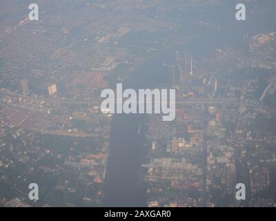 Bangkok / Thailandia - 24 gennaio 2020: Vista dall'alto da aereo di vista polverosa, PM 2.5 nell'aria, inquinamento nella città di Bangkok, Thailandia. Foto Stock