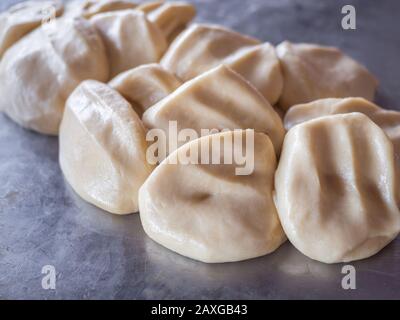 Ingredienti di primo piano di farina di Roti fresca per la produzione di Roti, cibo di strada tradizionale indiano. Foto Stock