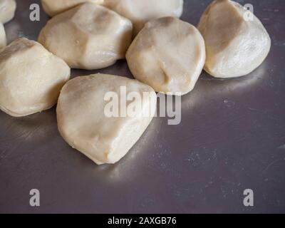 Ingredienti di primo piano di farina di Roti fresca per la produzione di Roti, cibo di strada tradizionale indiano. Foto Stock