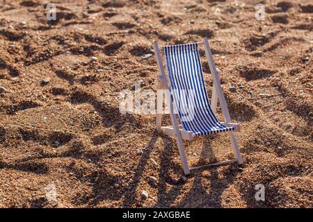 Primo piano di una sedia decorativa da terrazza in piedi sulla sabbia. Montenegro Mare spiaggia. Montenegro Foto Stock