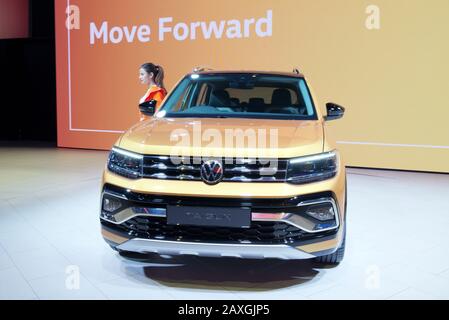 Greater NOIDA, INDIA – 7 FEBBRAIO 2020: Volkswagen Taigun SUV è in mostra a Auto Expo 2020 a Greater Noida in India. Foto Stock