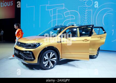 Greater NOIDA, INDIA – 7 FEBBRAIO 2020: Volkswagen Taigun SUV è in mostra a Auto Expo 2020 a Greater Noida in India. Foto Stock