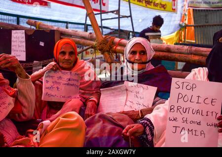 Nuova Delhi; INDIA. 11 Febbraio 2020. Le donne Protestano contro Shaheen Bagh contro CAA & NRC. (Da Sinistra A Destra) Nonna Asma Khatoon E Nonna Bilkis. Foto Stock