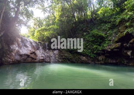 Nascosto nelle cascate di giungla Ingkumhan, popolare attrazione turistica a Dimiao, Bohol, Filippine Foto Stock