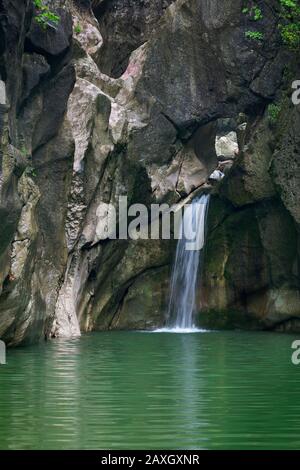 Cascata nel canyon del fiume Rjecina Foto Stock