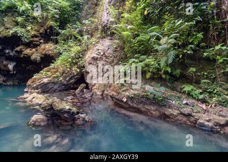 Nascosto nelle cascate di giungla Ingkumhan, popolare attrazione turistica a Dimiao, Bohol, Filippine Foto Stock