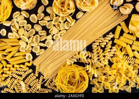 La pasta italiana smista la varietà, un piatto di vari tipi di pasta, sparata dall'alto Foto Stock