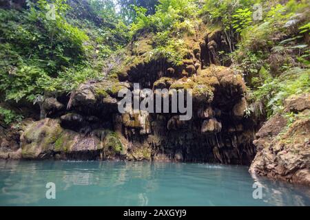 Nascosto nelle cascate di giungla Ingkumhan, popolare attrazione turistica a Dimiao, Bohol, Filippine Foto Stock