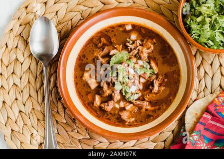 Tradizionale cibo messicano chiamato birria de res, uno stile jalisco piccante stufato. Vista dall'alto Foto Stock