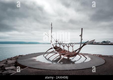 Paesaggio urbano con famosa scultura di nave solfar a Reykjavik, Islanda Foto Stock