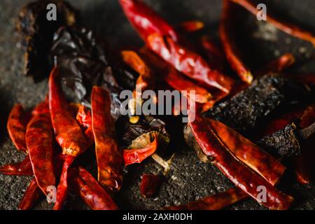 Bambini messicani, primo piano di varietà secca, tra cui chile ancho e arbol chili Foto Stock