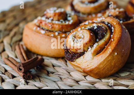 Rotolo di cannella da vicino su uno sfondo rustico Foto Stock