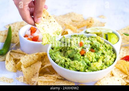 Guacamole con pico de gallo (cipolla, coriandolo o peperoncino e pomodoro). Delizioso e sano concetto di cibo avocado, con vista ravvicinata Foto Stock