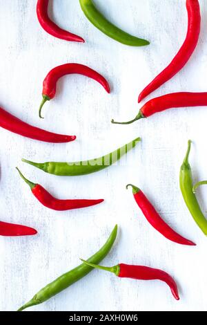 Peperoncino messicano, conosciuto localmente come cile, su sfondo bianco. Modello del Messico Foto Stock