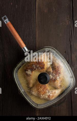 gamba di anatra, anatra fritta, padella in ghisa, forno fritto, fritto a sud, ricetta di pollo al forno Foto Stock