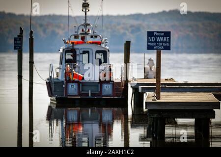 Un cartello "No wake" su un molo di salvataggio in una baia del fiume Potomac in Virginia. Foto Stock