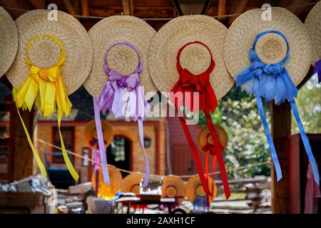 Nastri colorati che pendono dai cappelli di paglia delle Signore, che soffiano nella brezza, a Williamsburg, Virginia. Foto Stock