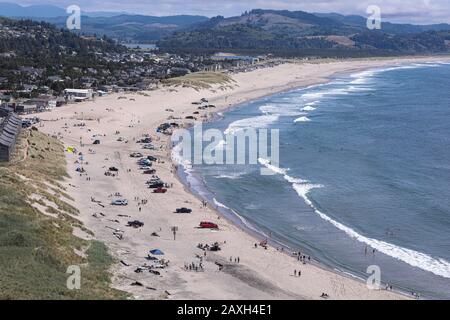 Vista panoramica su Pacific City, Oregon, dalla cima della dune di sabbia di Cape Kiwanda. Foto Stock