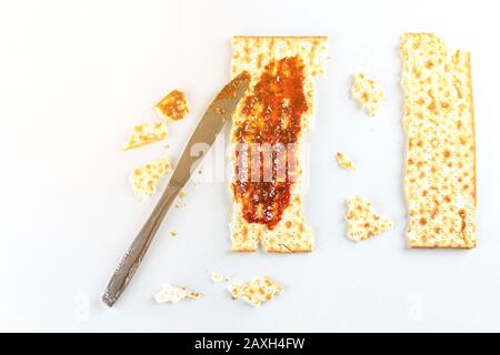 Pasqua Ebraica. Matzah e marmellata su tavolo bianco. Concetto di celebrazione di Pesach. Matza Ebraica E Confettura Di Fragole Per Il Seder Di Pasqua. Foto Stock