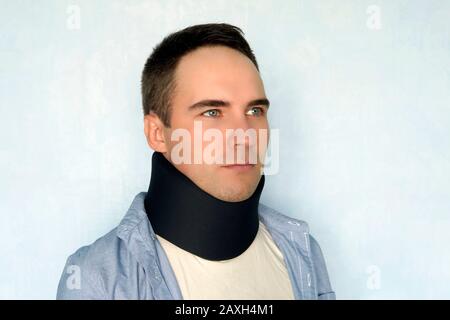 Medical collare cervicale. Un uomo malato con un collare nero per fissare una frattura del collo. Foto Stock