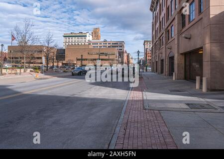 Syracuse, NEW YORK - 05 FEBBRAIO 2020: Street View of W Washington St e S Salina St e Solvay Bank Building in background. Foto Stock