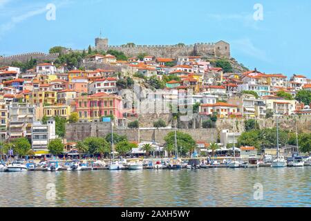 Vista della città di Kavala: Yacht nel porto, fortezza medievale sulla collina. Macedonia Orientale. Grecia. Foto Stock