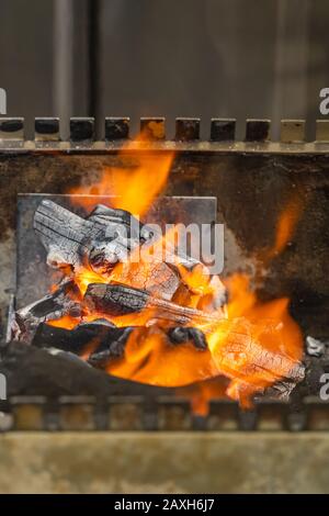 Foto di closeup del fuoco caldo del carbone fiammante nella macchina di cottura alla griglia Foto Stock