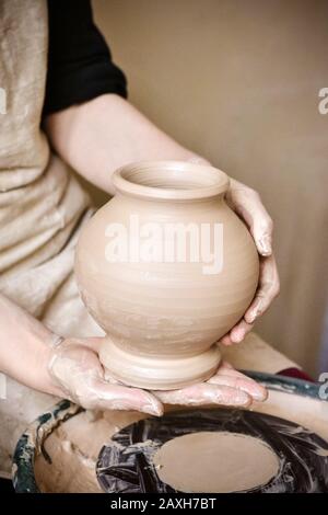 Potter tiene appena assunto da lanciatore. Abilità di ceramica. Scultore scolpisce prodotti di argilla bianca. Laboratorio ceramica.Ucraina, tradizioni nazionali Foto Stock