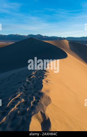 Dune di sabbia piane di Mesquite, dune, Death Valley National Park, California, Stati Uniti. Impronte sulla parte superiore della duna Foto Stock