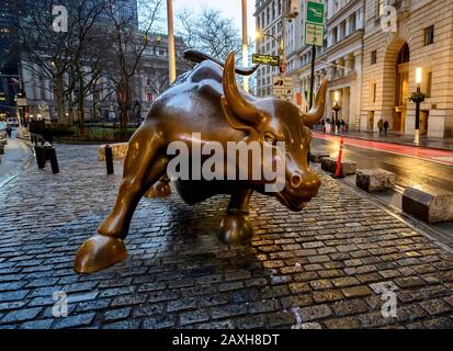 New YORK CITY - 2 FEBBRAIO: Carica scultura toro il 2 febbraio 2020 a New York City. La scultura è anche una meta turistica molto popolare Foto Stock
